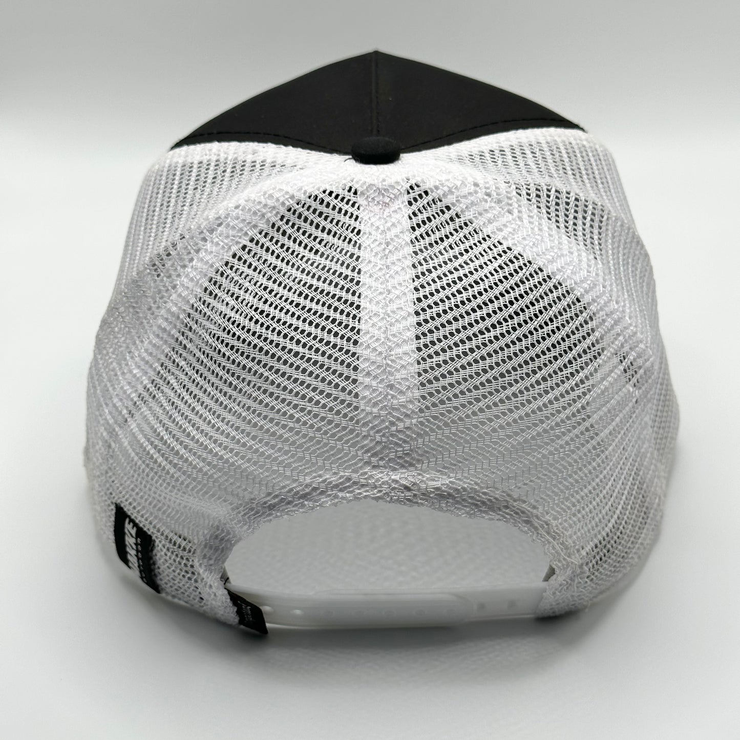 Black and white mesh back. 5 panel retro fit snapback